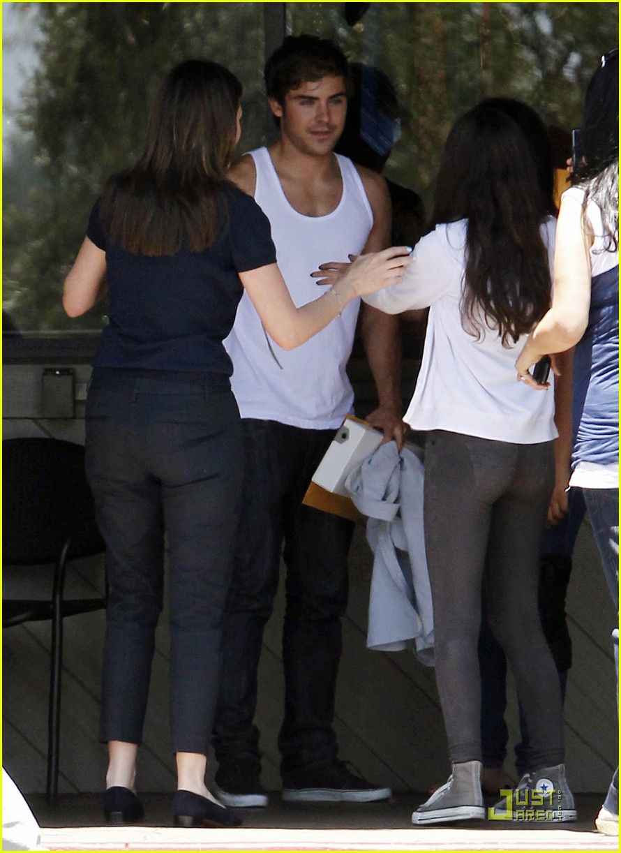 zac efron lunch fans 03