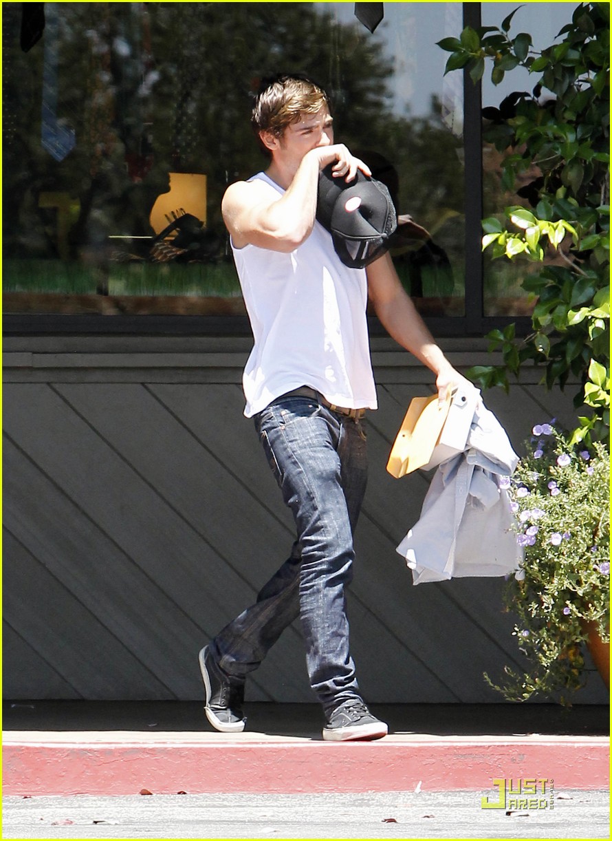 zac efron lunch fans 04