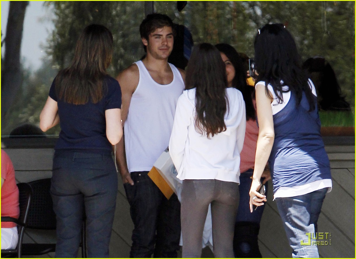 zac efron lunch fans 05