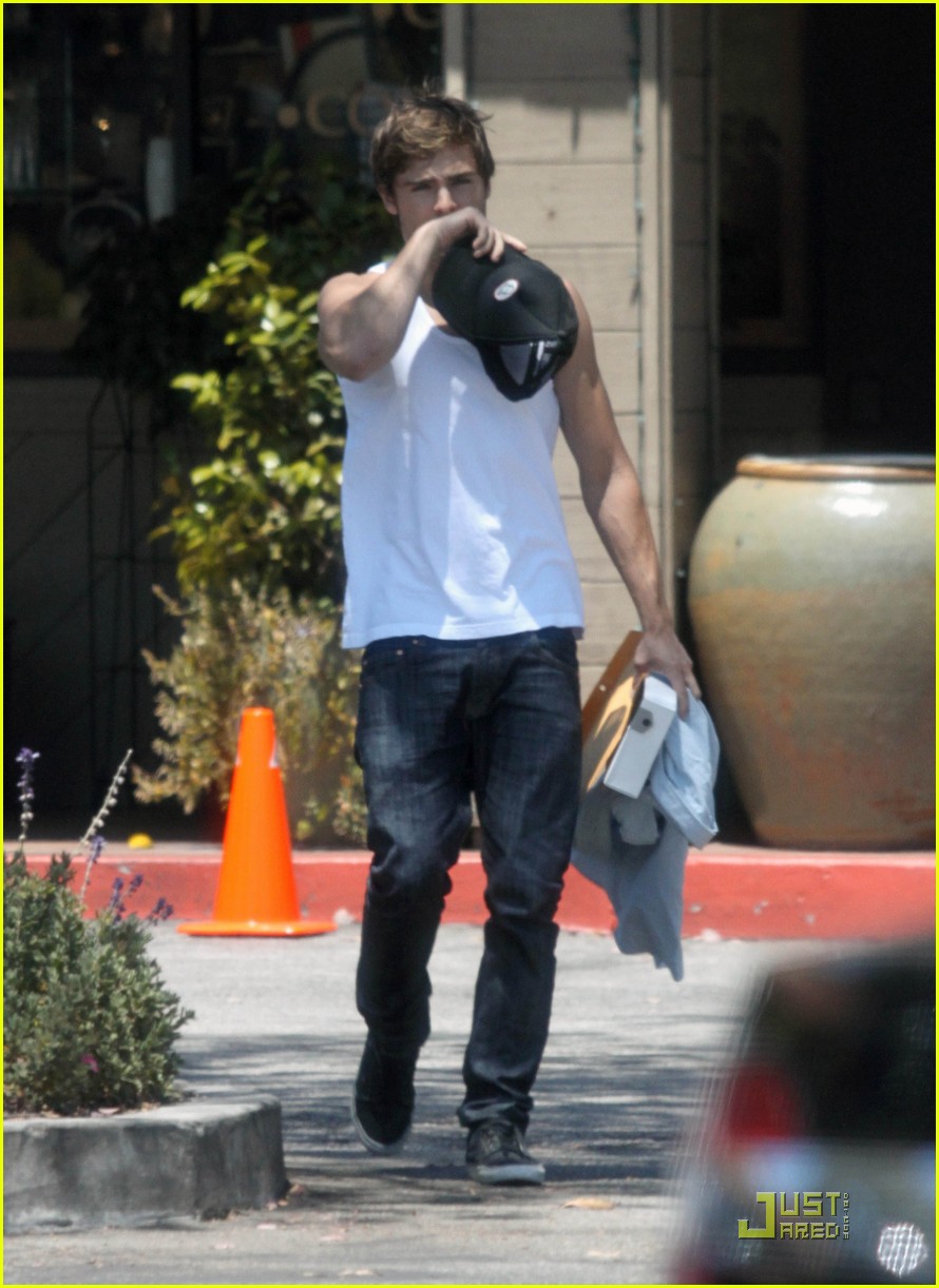 zac efron lunch fans 06