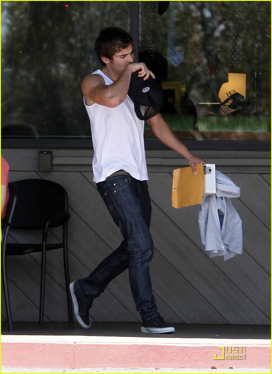 zac efron lunch fans 08