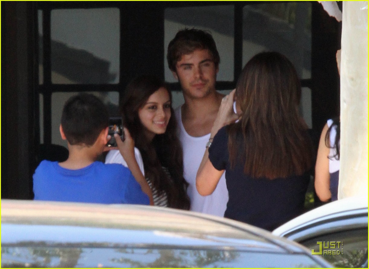 zac efron lunch fans 09