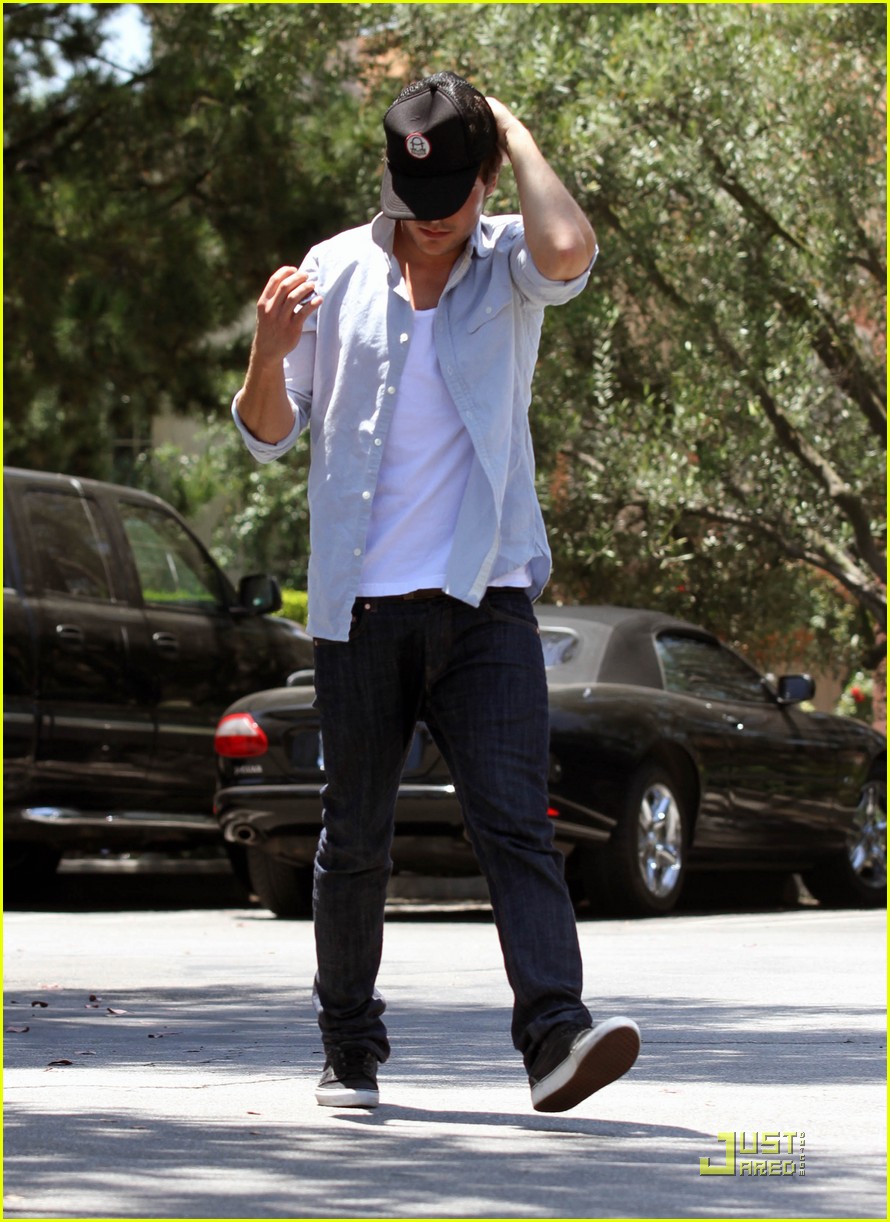 zac efron lunch fans 12