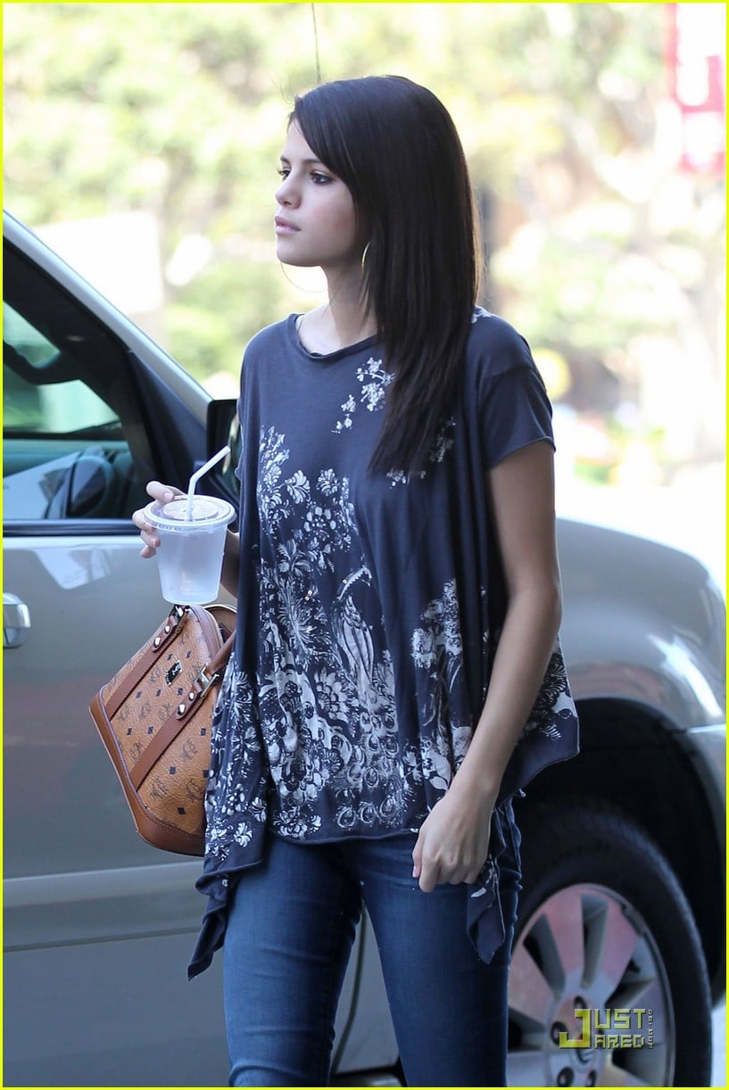 Selena Gomez: Mexican Before Meetings | Photo 427104 - Photo Gallery ...