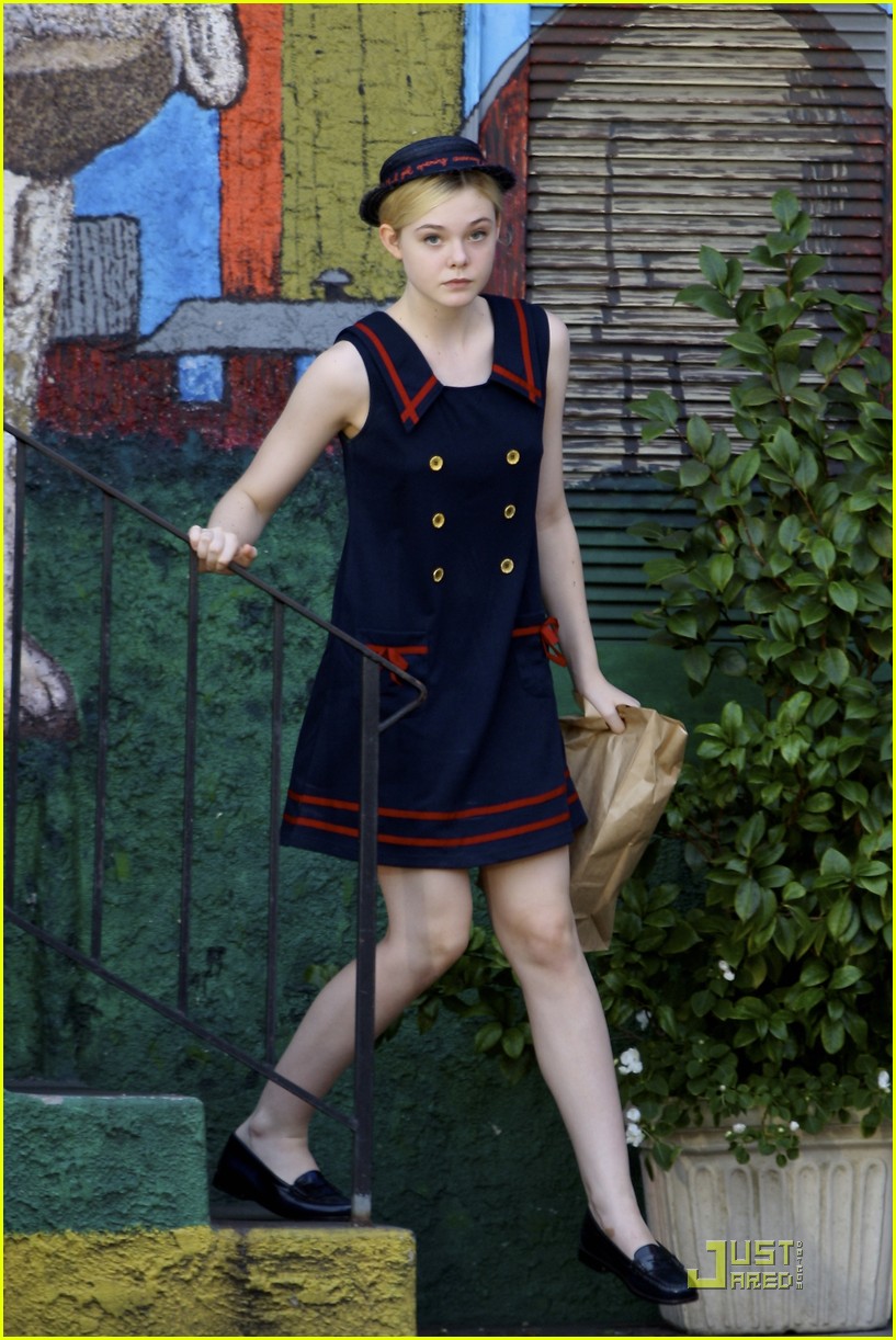 elle fanning cheese 02