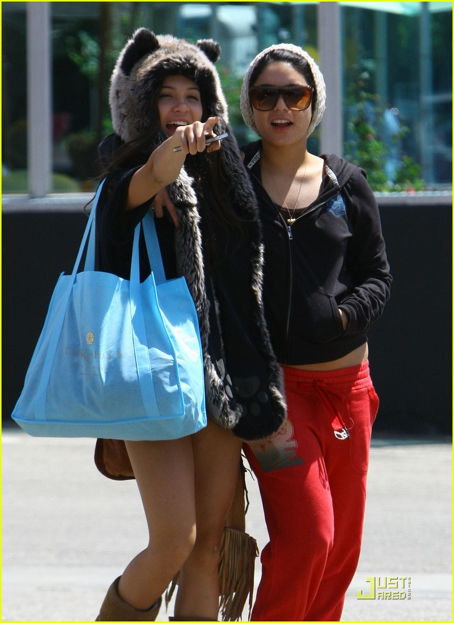 vanessa hudgens jinkys cafe with stella 02