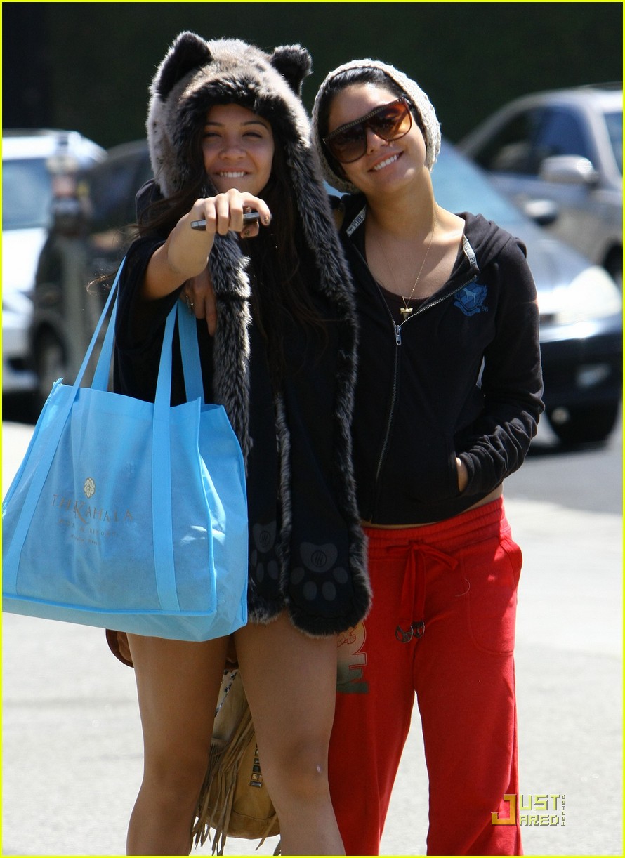 vanessa hudgens jinkys cafe with stella 05