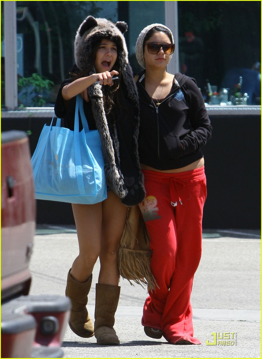 vanessa hudgens jinkys cafe with stella 09