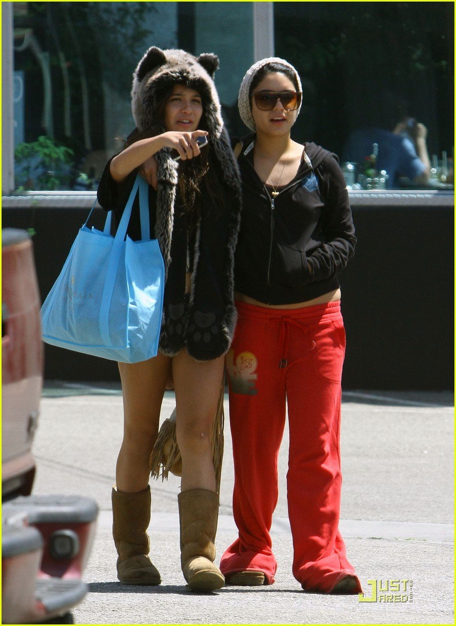 vanessa hudgens jinkys cafe with stella 10