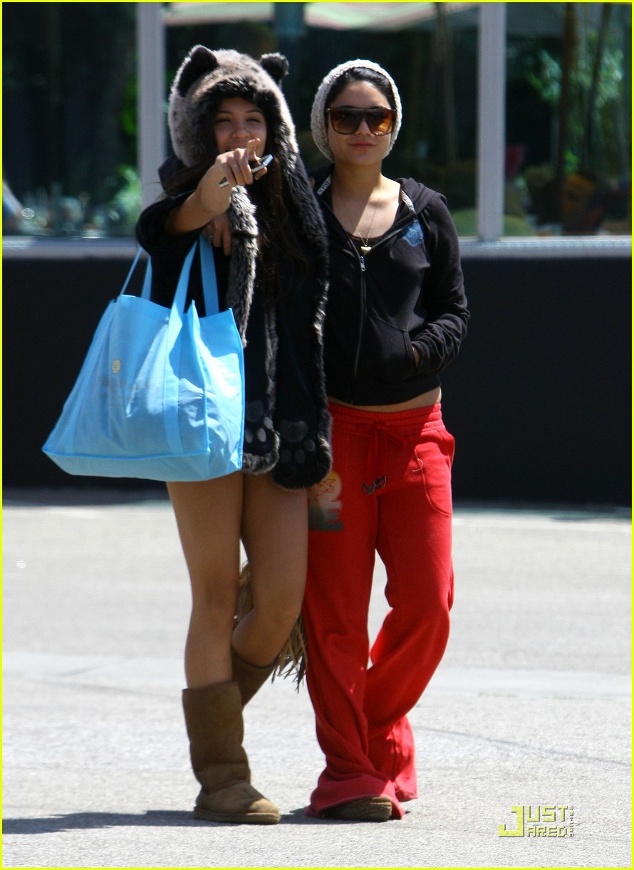 vanessa hudgens jinkys cafe with stella 11