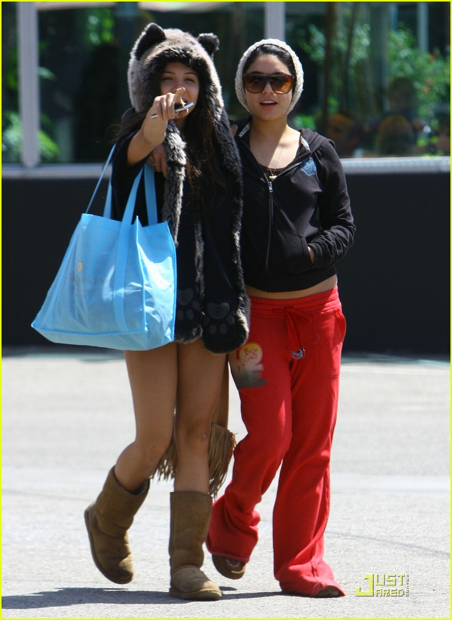 vanessa hudgens jinkys cafe with stella 12