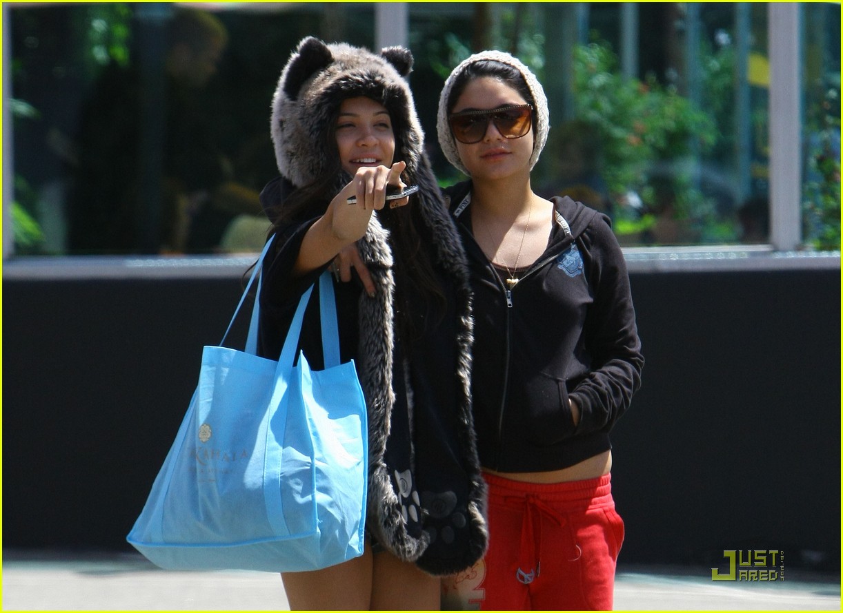 vanessa hudgens jinkys cafe with stella 13