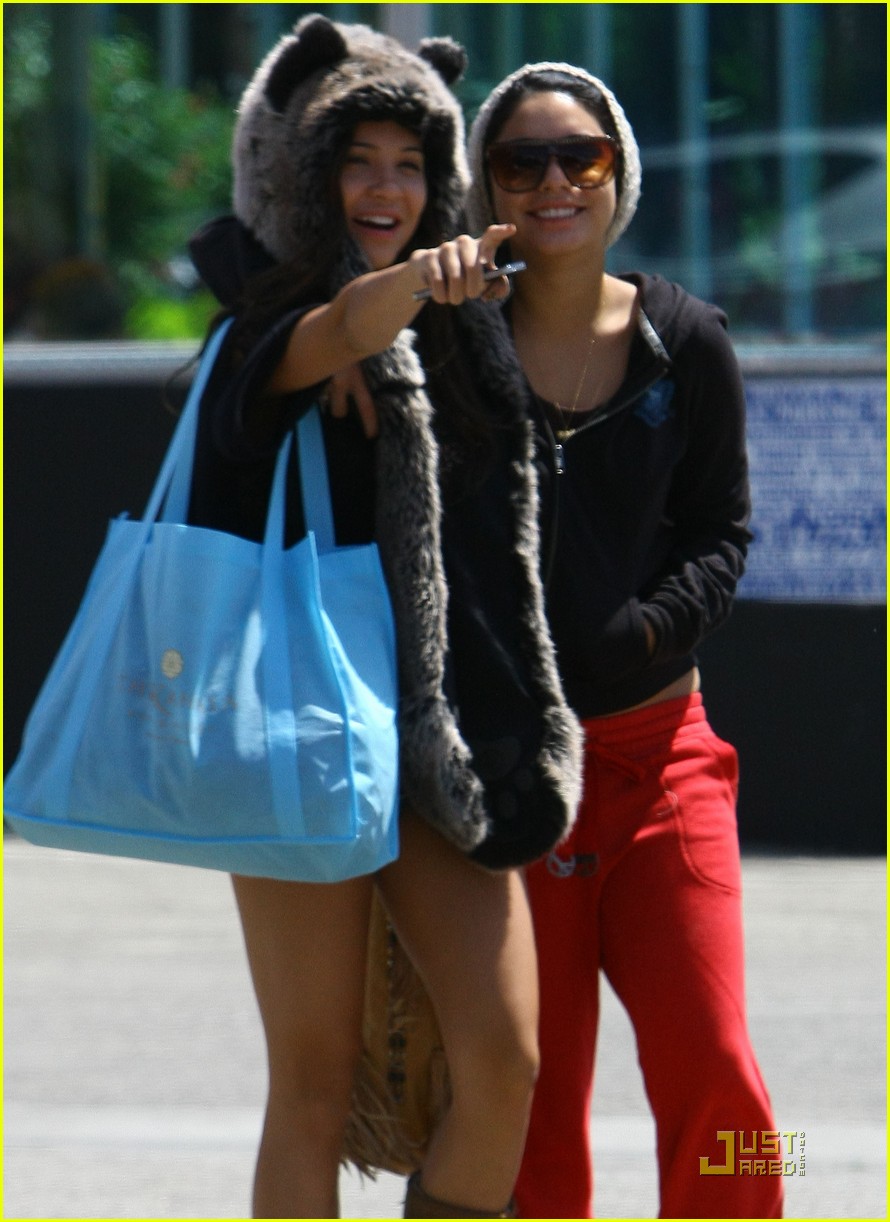 vanessa hudgens jinkys cafe with stella 14