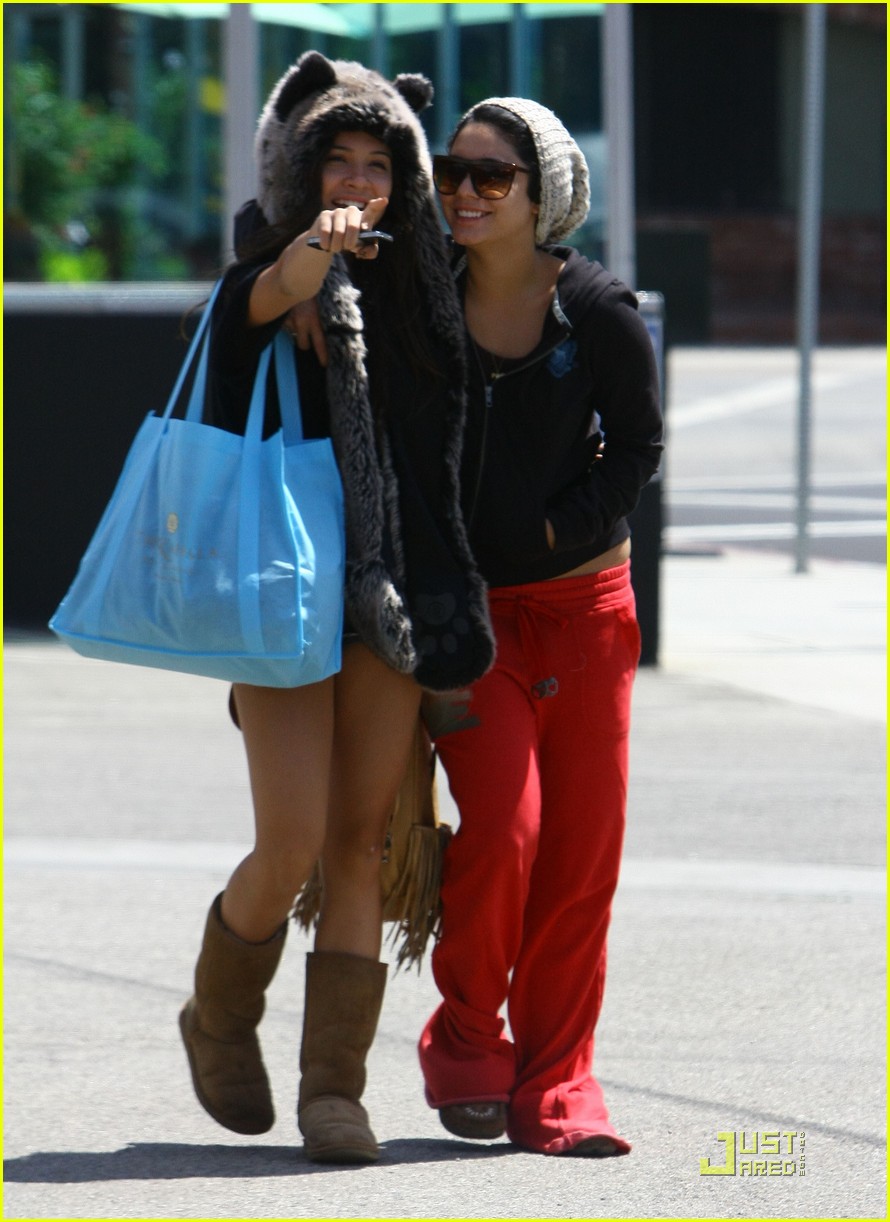 vanessa hudgens jinkys cafe with stella 15