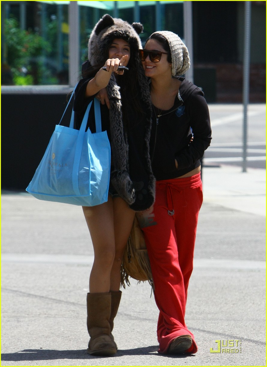 vanessa hudgens jinkys cafe with stella 16