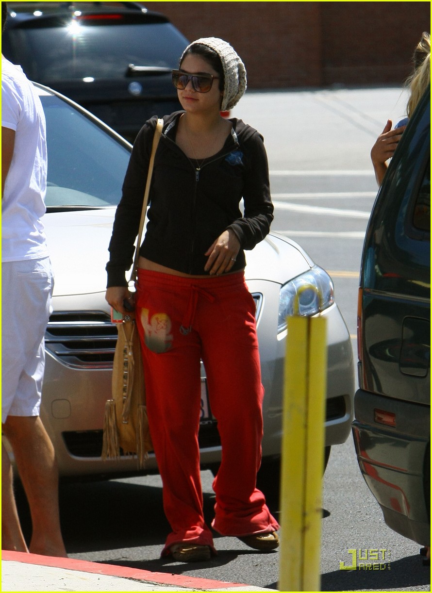 vanessa hudgens jinkys cafe with stella 17