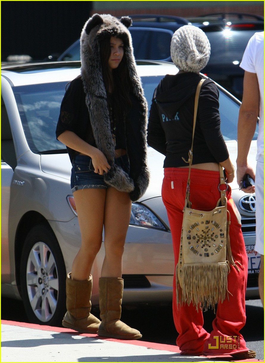 vanessa hudgens jinkys cafe with stella 18