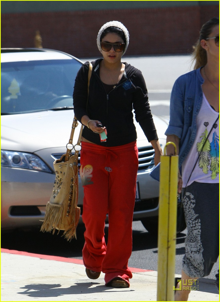 vanessa hudgens jinkys cafe with stella 19