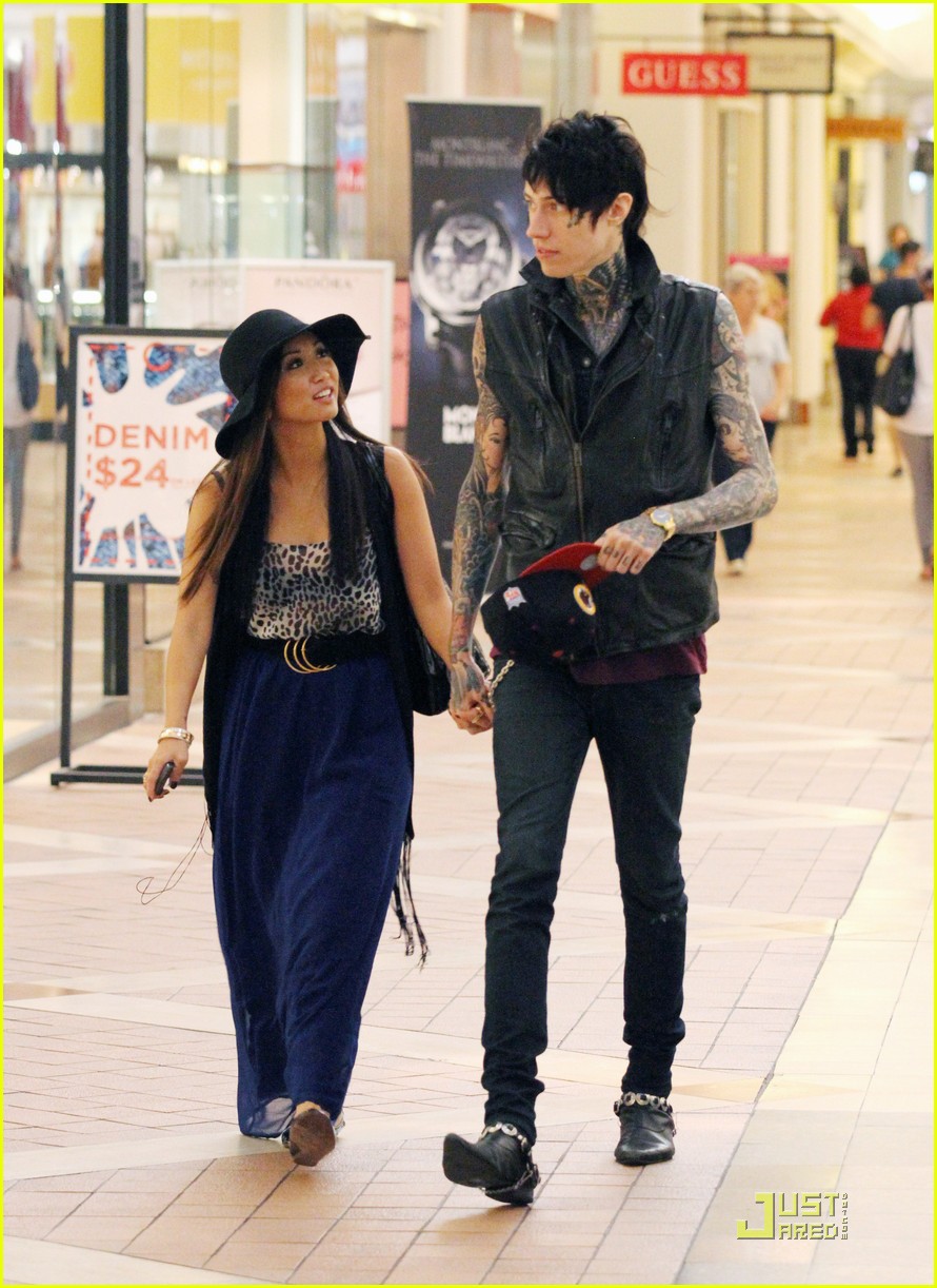 brenda song holds hands trace 01