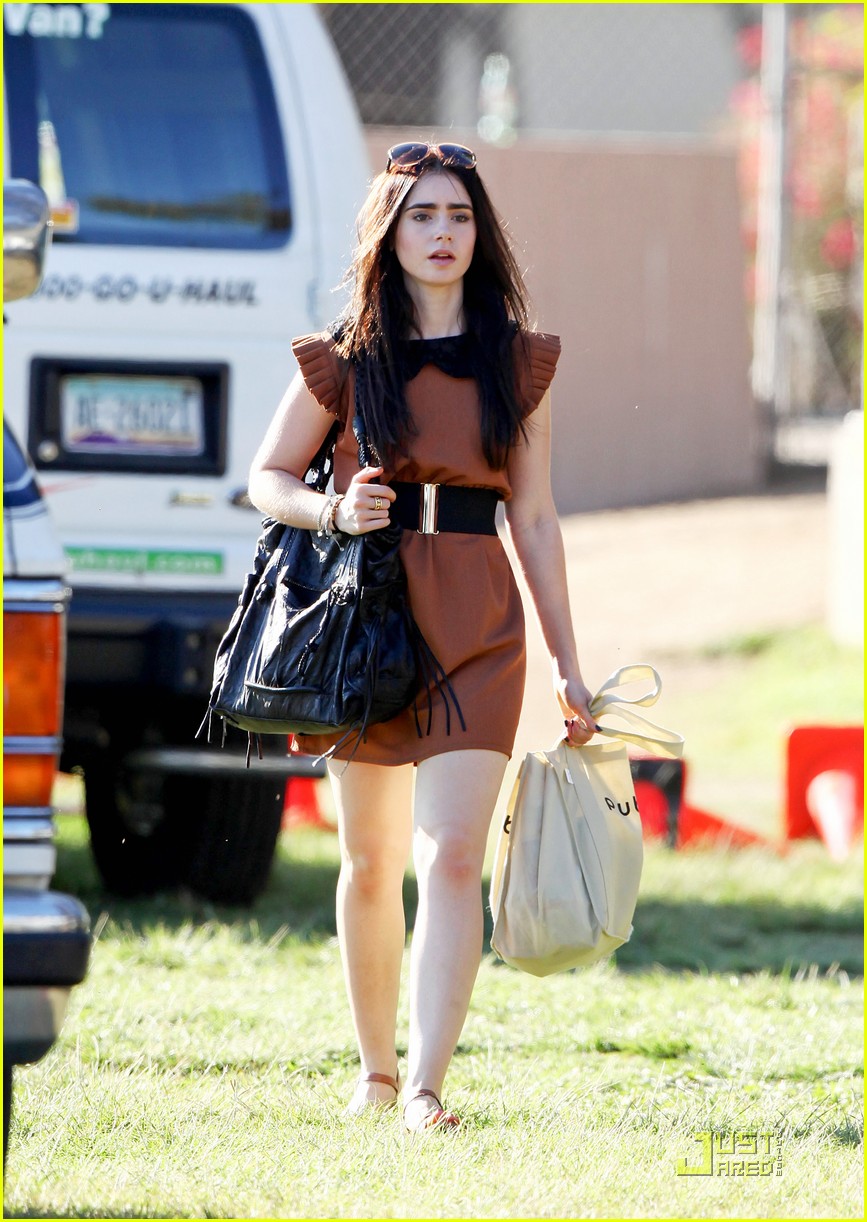 lily collins shopping mom 03