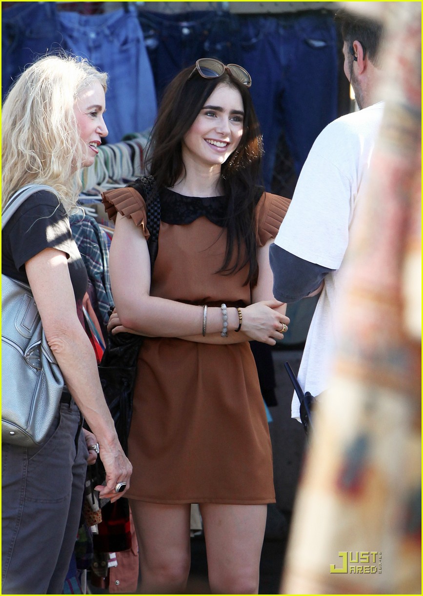 lily collins shopping mom 05