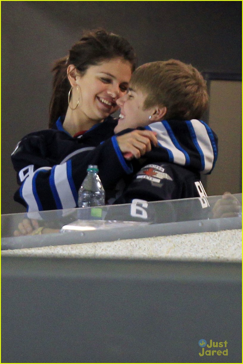Selena Gomez & Justin Bieber Hockey Honeys Photo 443771 Photo(01)