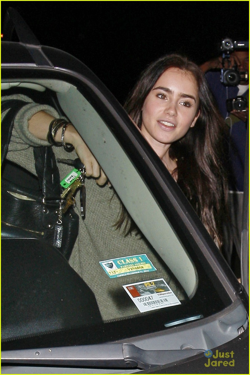 lily collins newsroom cafe 03