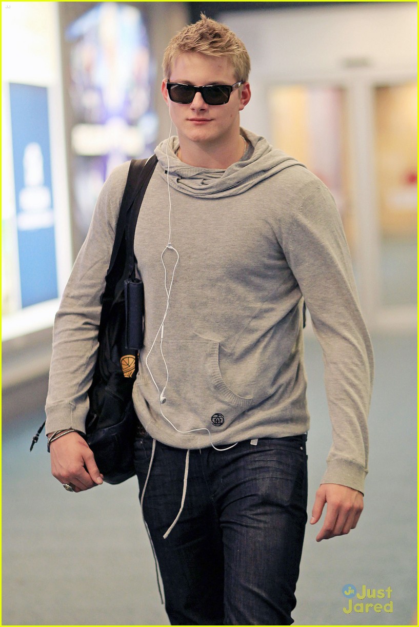 alexander ludwig airport arrival 01