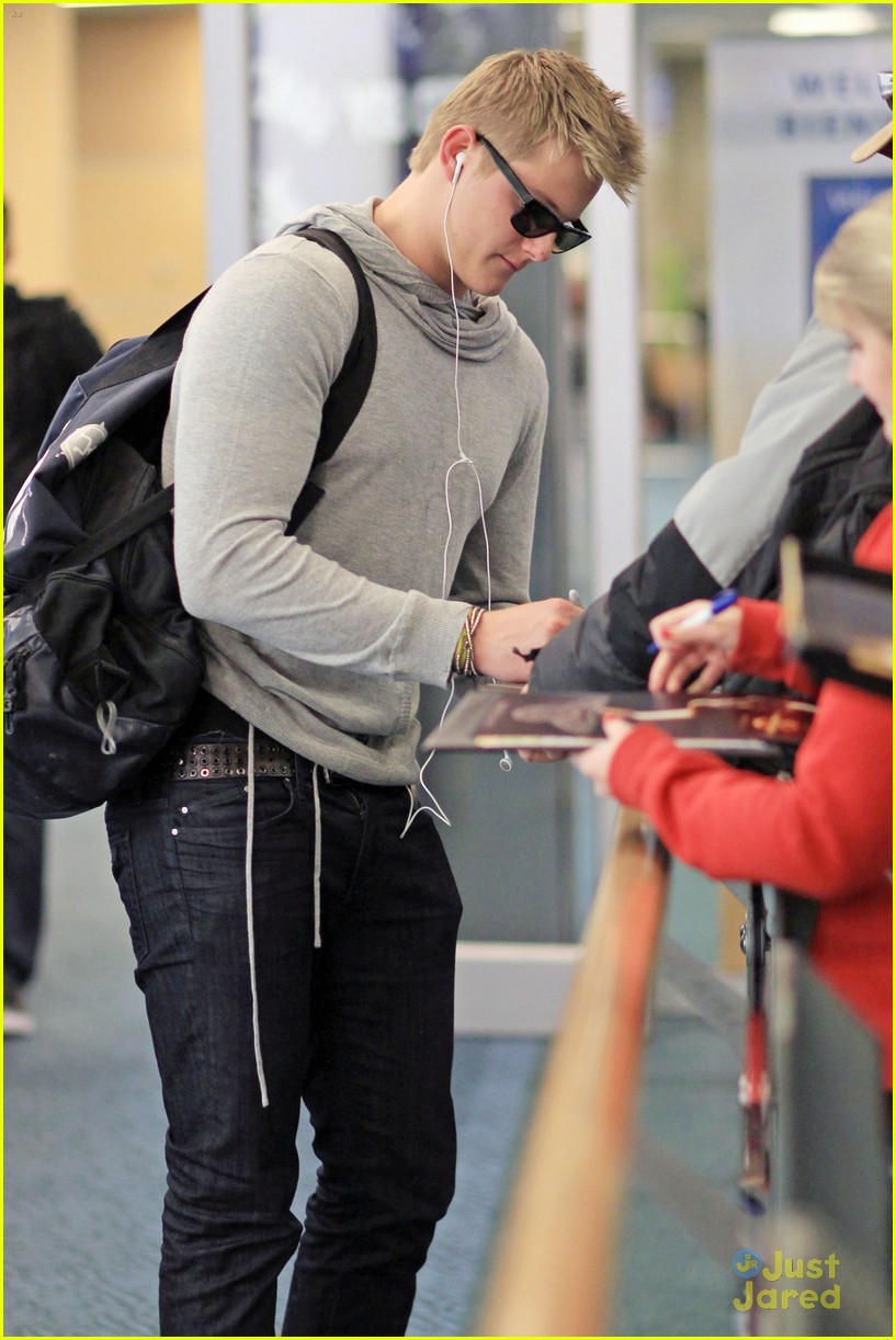 alexander ludwig airport arrival 02