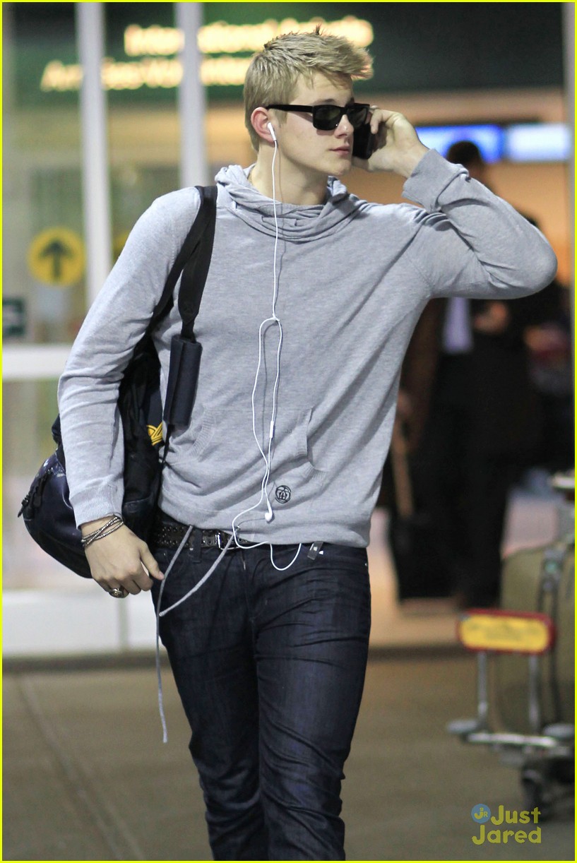 alexander ludwig airport arrival 05