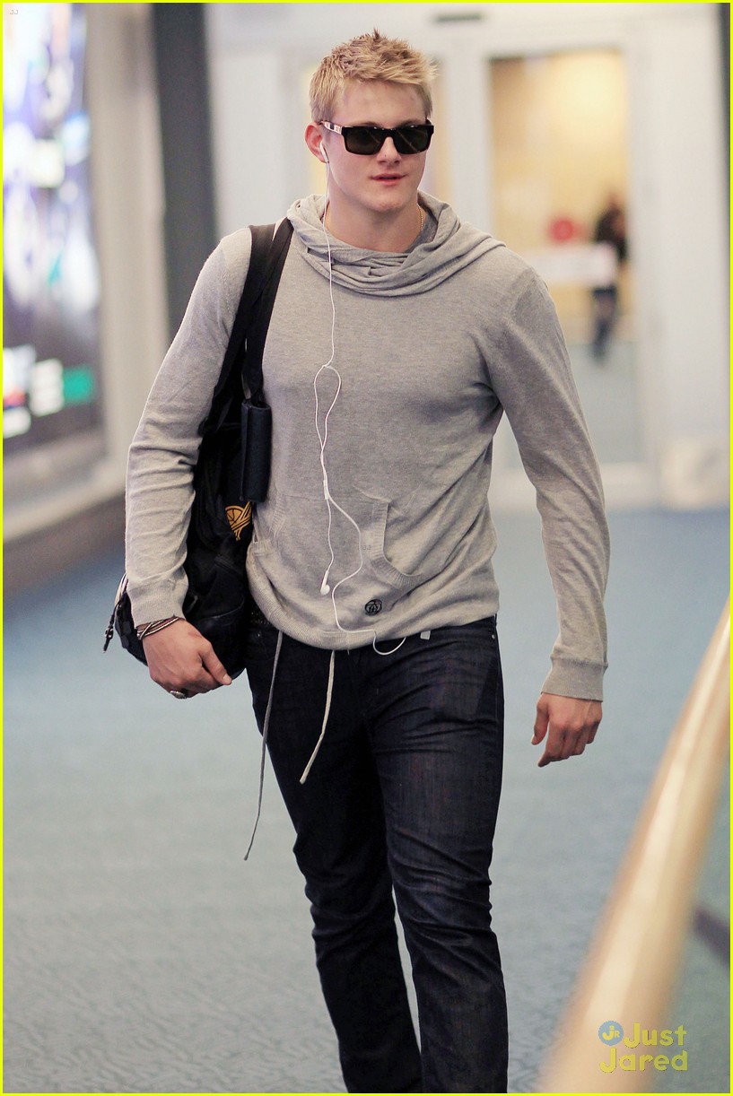 alexander ludwig airport arrival 06