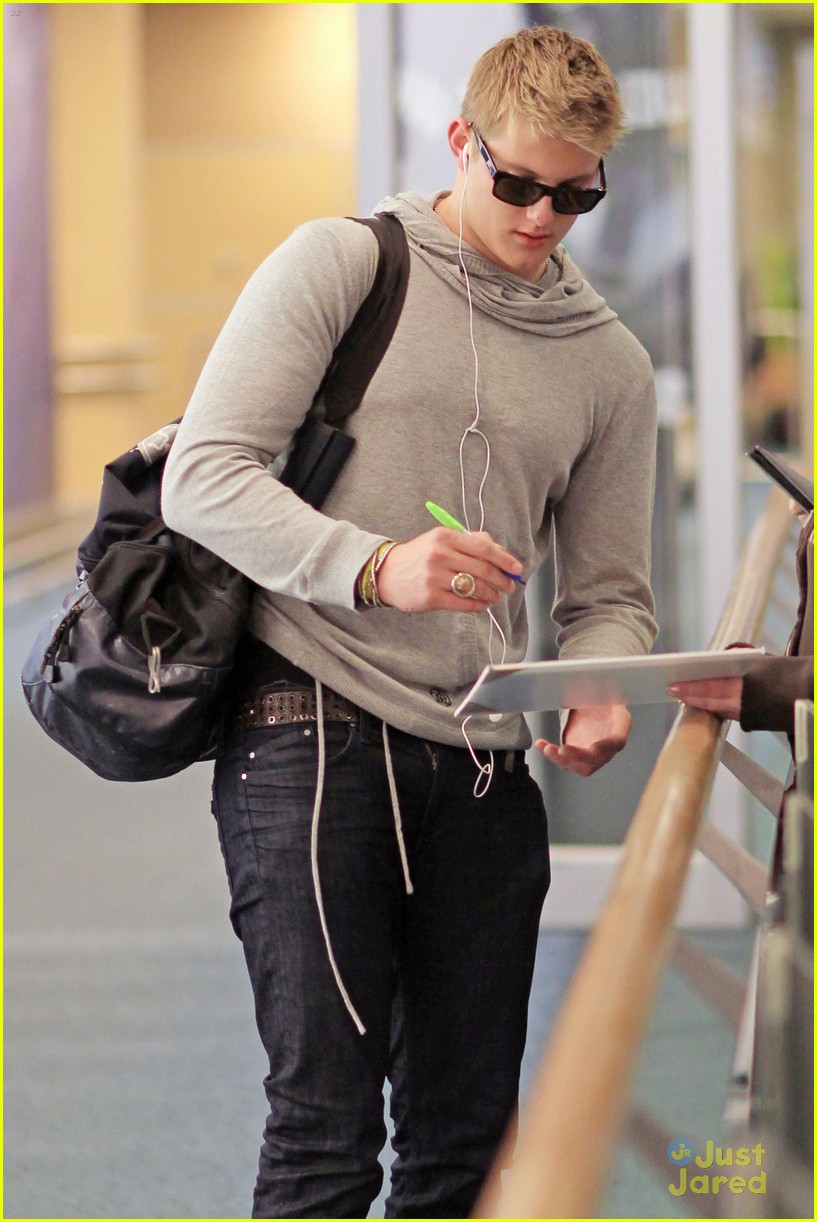 alexander ludwig airport arrival 07