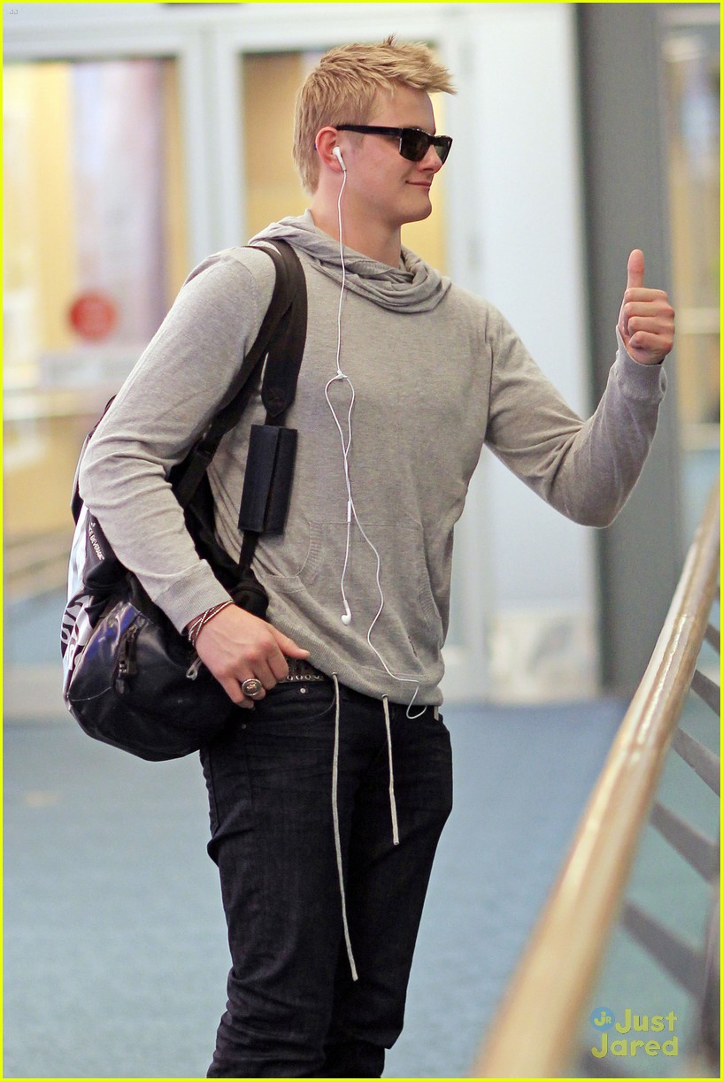 alexander ludwig airport arrival 10