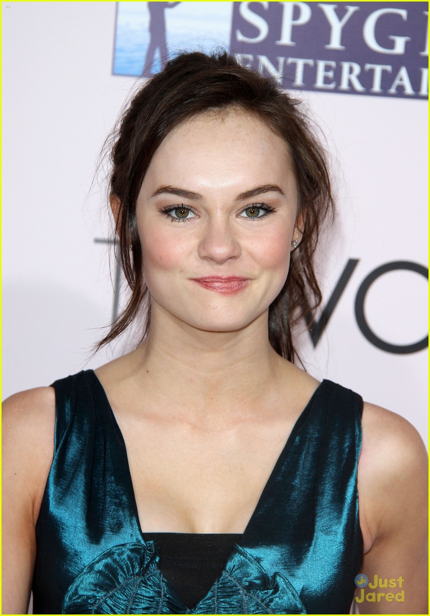 madeline carroll vow premiere 06