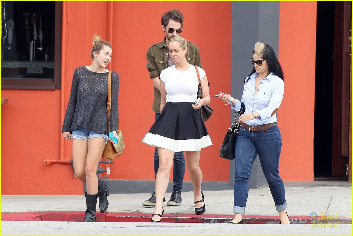 miley cyrus friends lunch 02