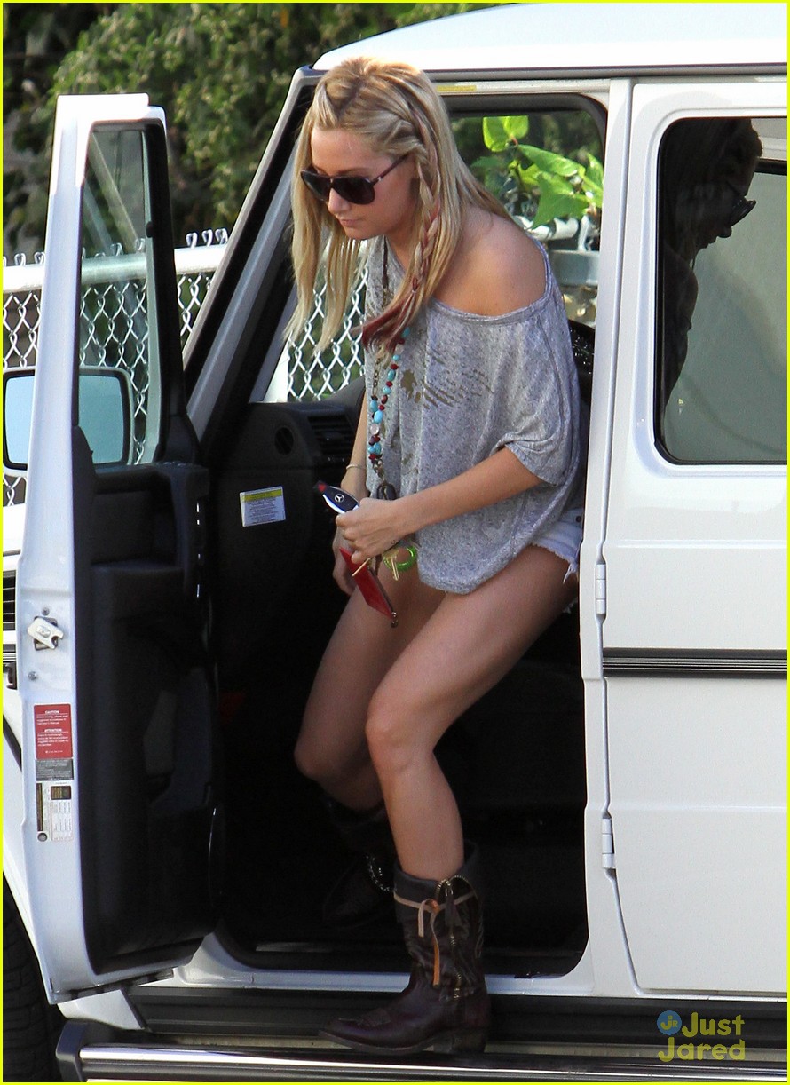 ashley tisdale lunch gal pal 01