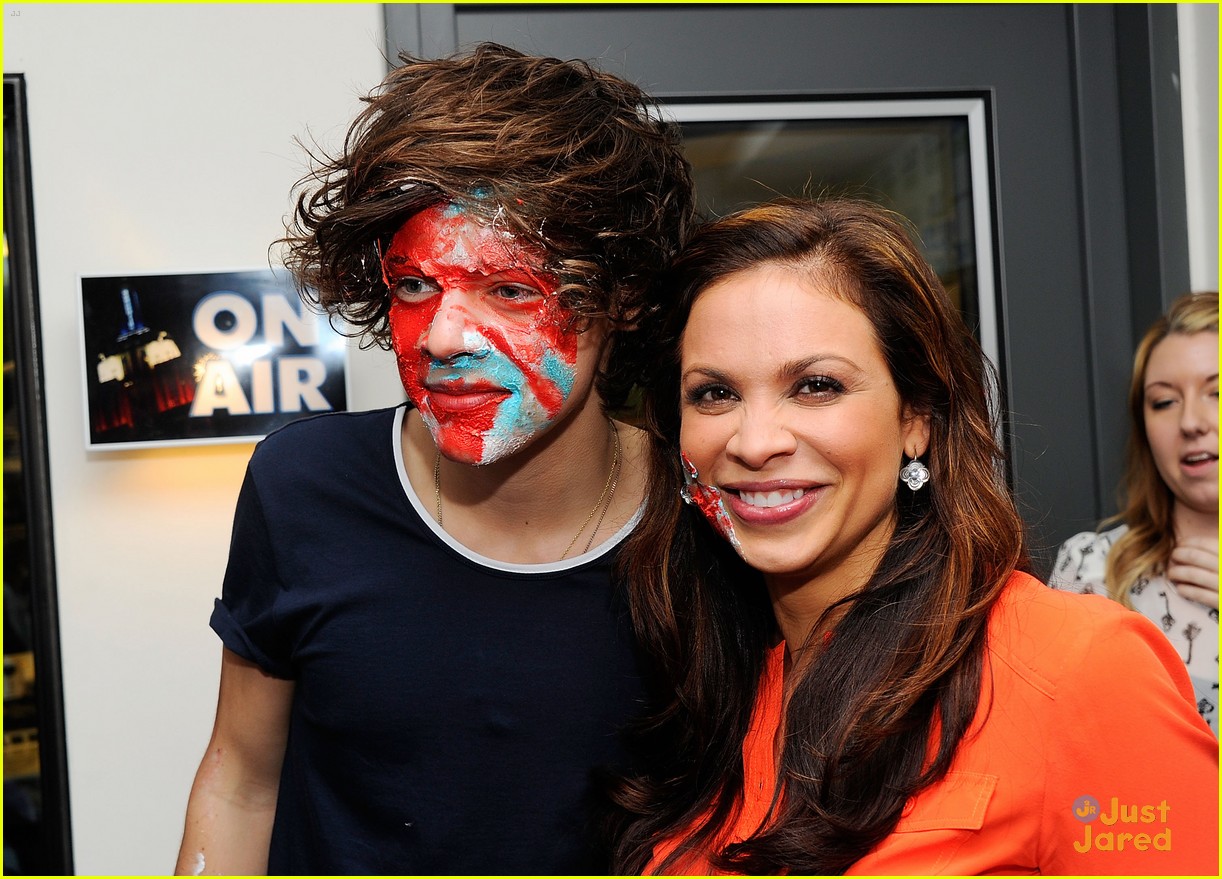 one direction cake faces elvis duran 04