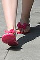 elle fanning pink flip flops 05
