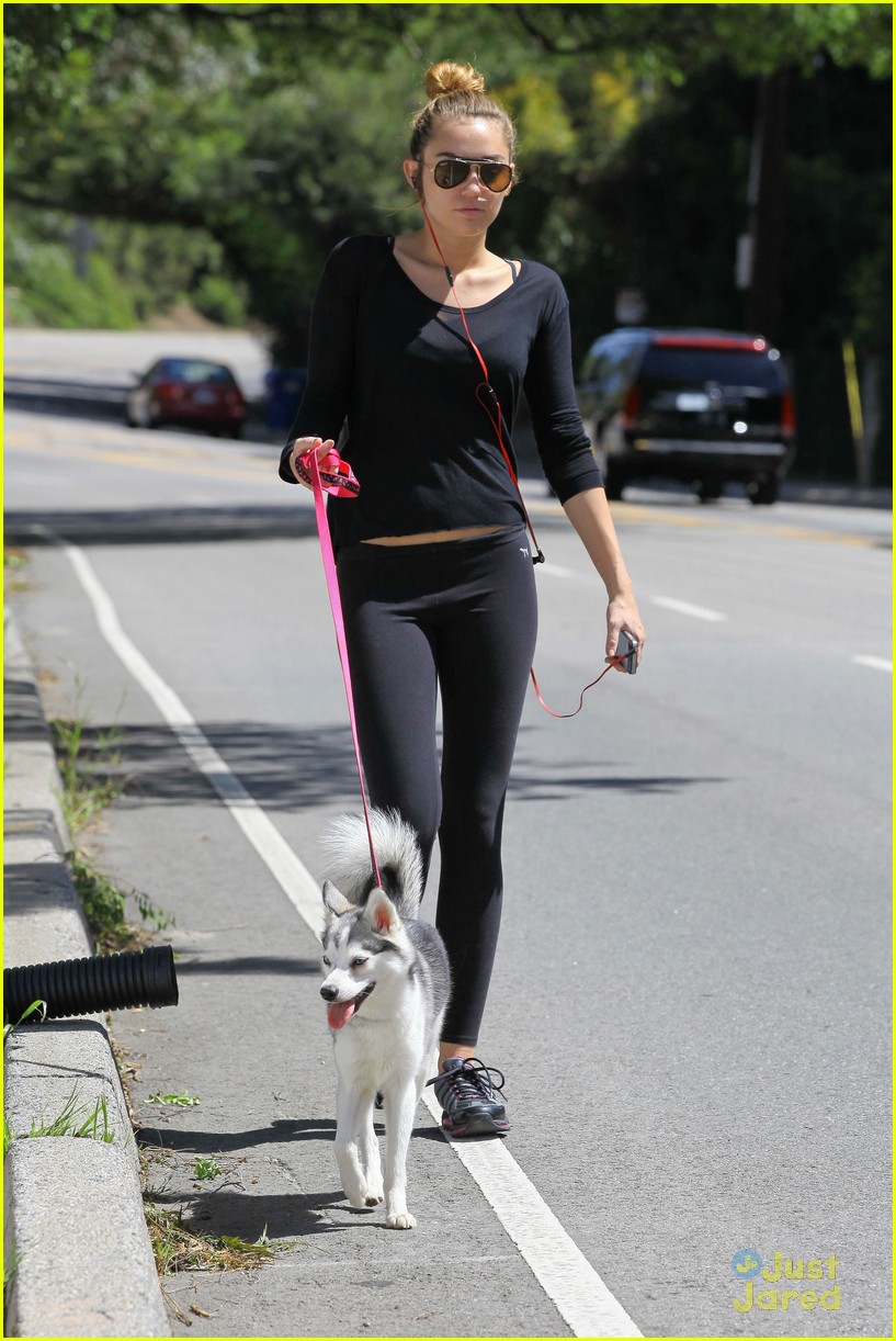 Miley Cyrus & Floyd Walk Around The Block | Photo 467101 - Photo ...