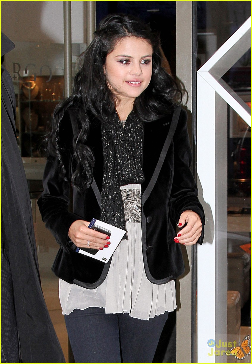 Selena Gomez: 'I Definitely Like to Wing Things' | Photo 468073 - Photo ...