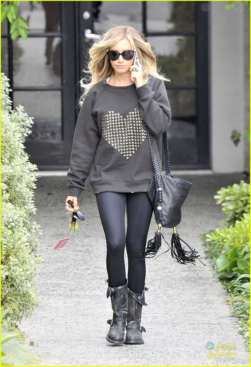 ashley tisdale heart sweater 01