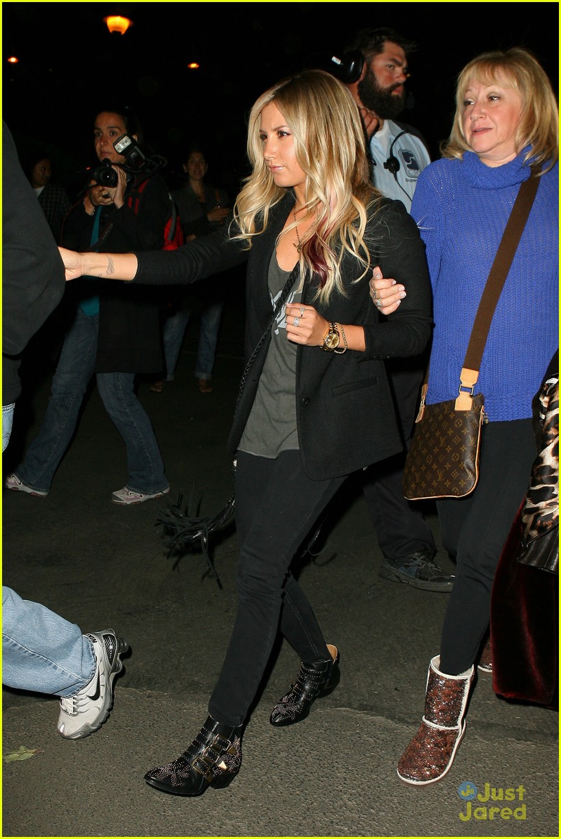 ashley tisdale coldplay concert 03
