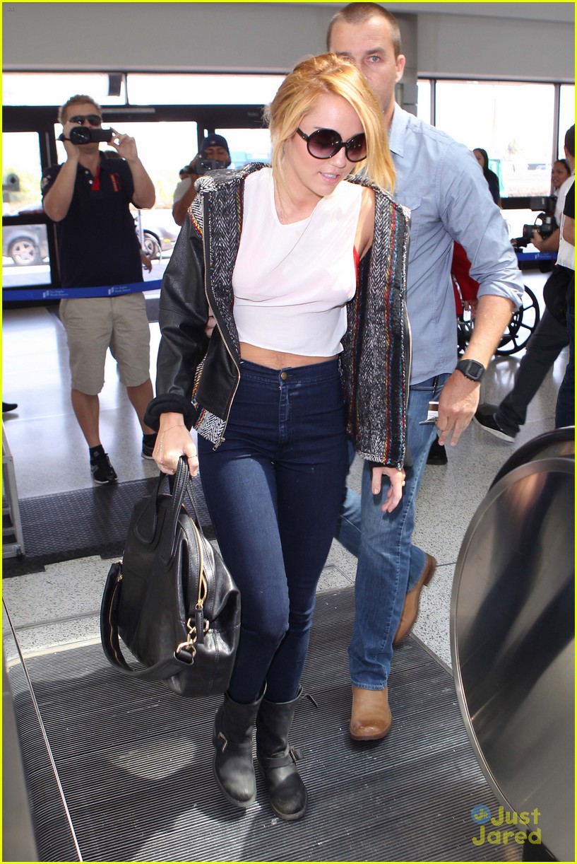 miley cyrus lax arrival 04