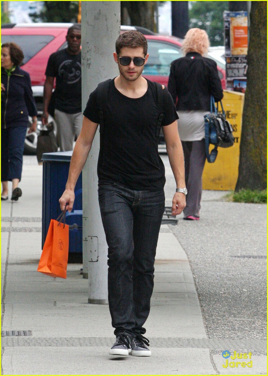 Julian Morris: Shopping in Vancouver!: Photo 485047 | Julian Morris  Pictures | Just Jared Jr., image size:872x1222