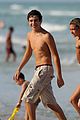 austin mahone shirtless beach time with hailey baldwin 01