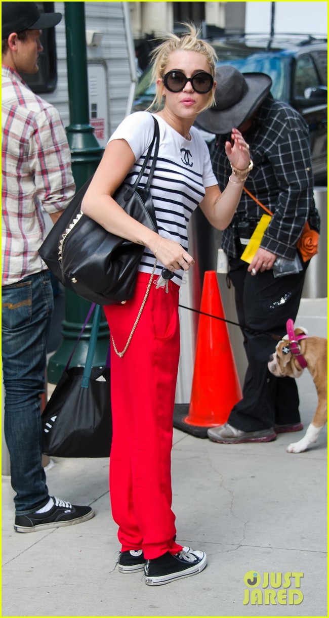 miley cyrus visiting liam on set 03