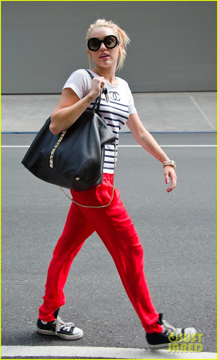 miley cyrus visiting liam on set 05