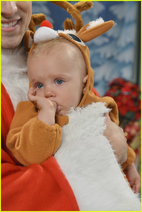 baby daddy christmas photo 04