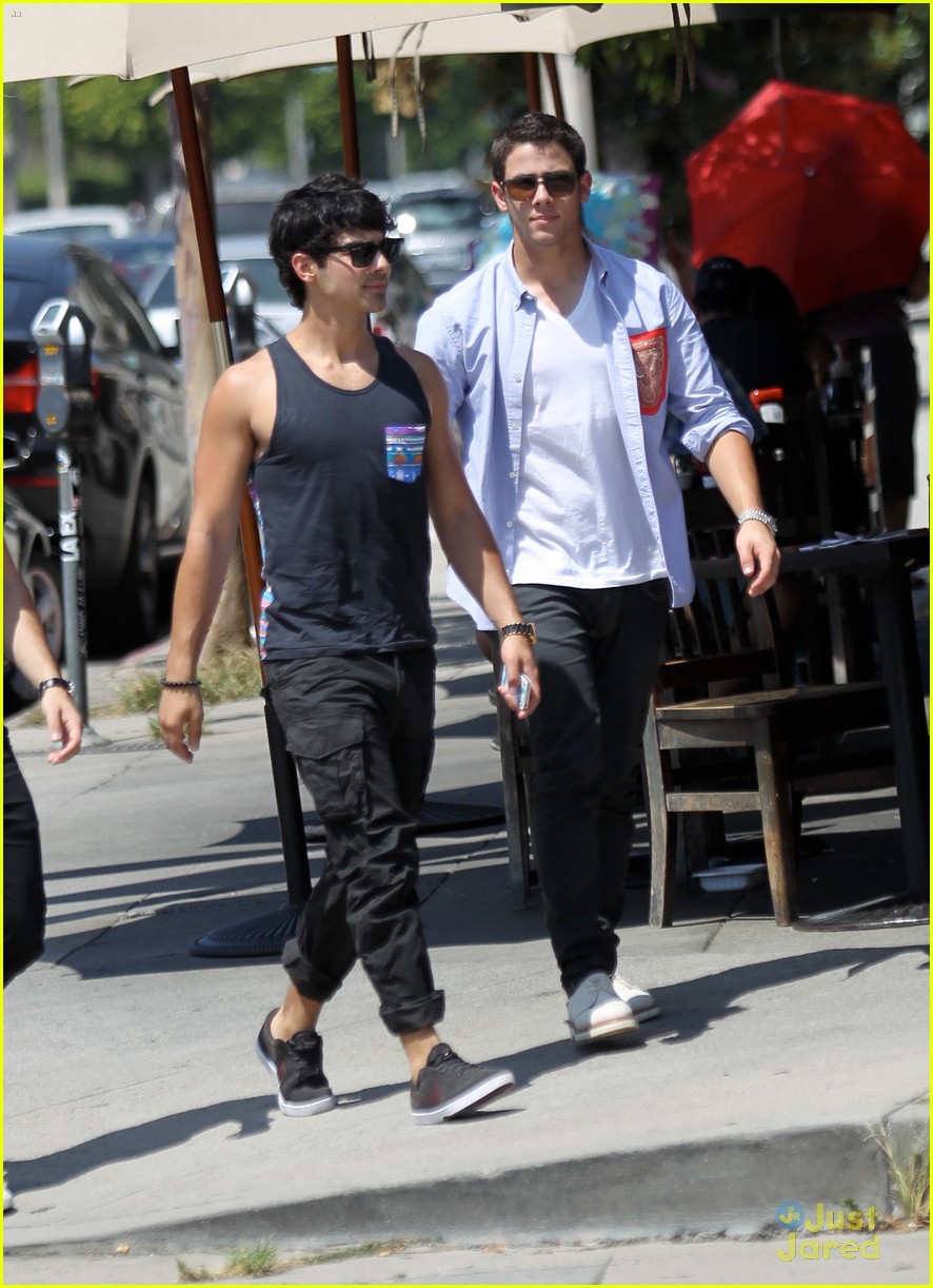 jonas brothers out 04