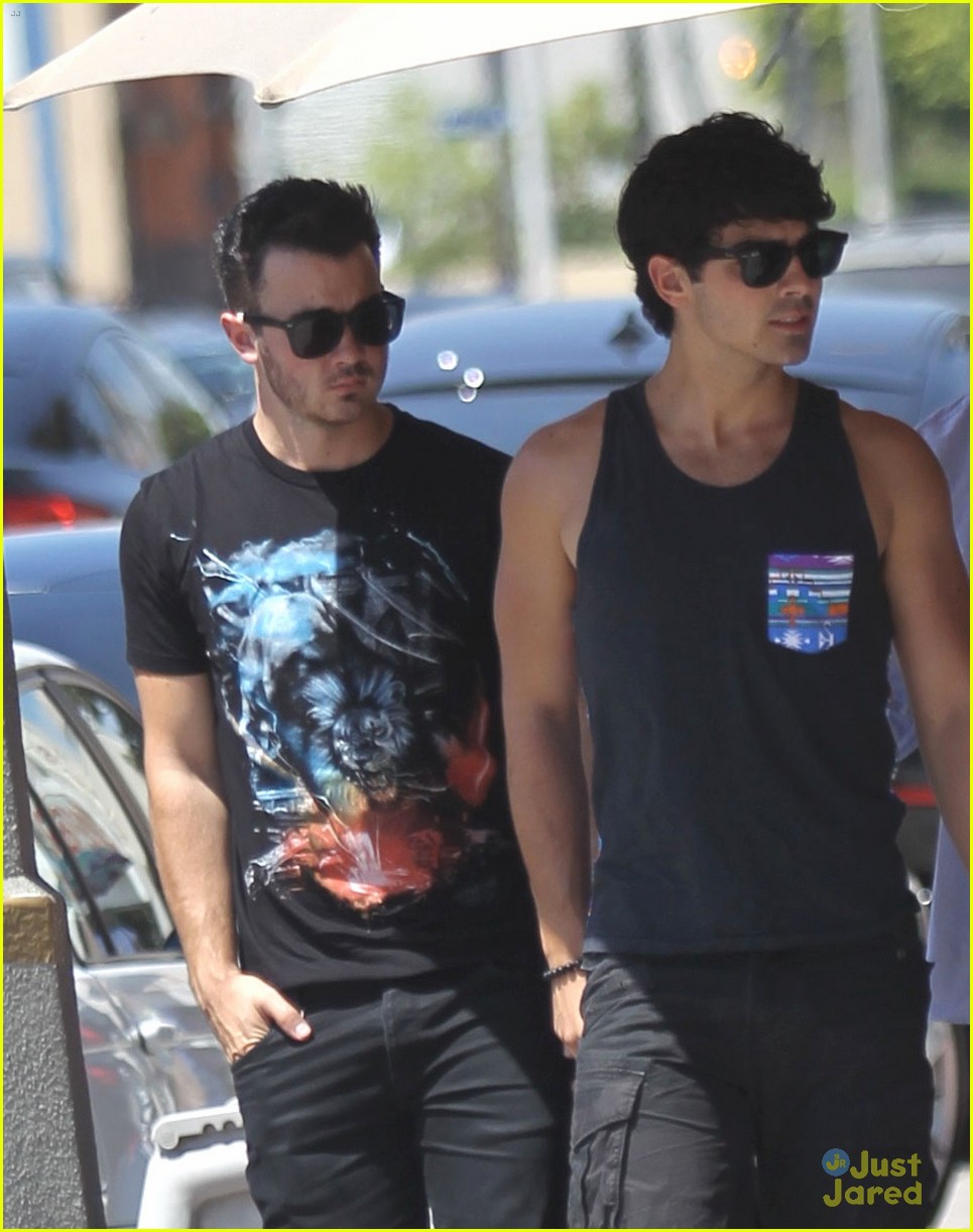 jonas brothers out 05